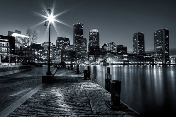 Lo skyline della città con le luci sull'acqua Lo skyline della città con le luci sull'acqua