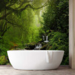 Carta da parati Ruscello che attraversa una foresta