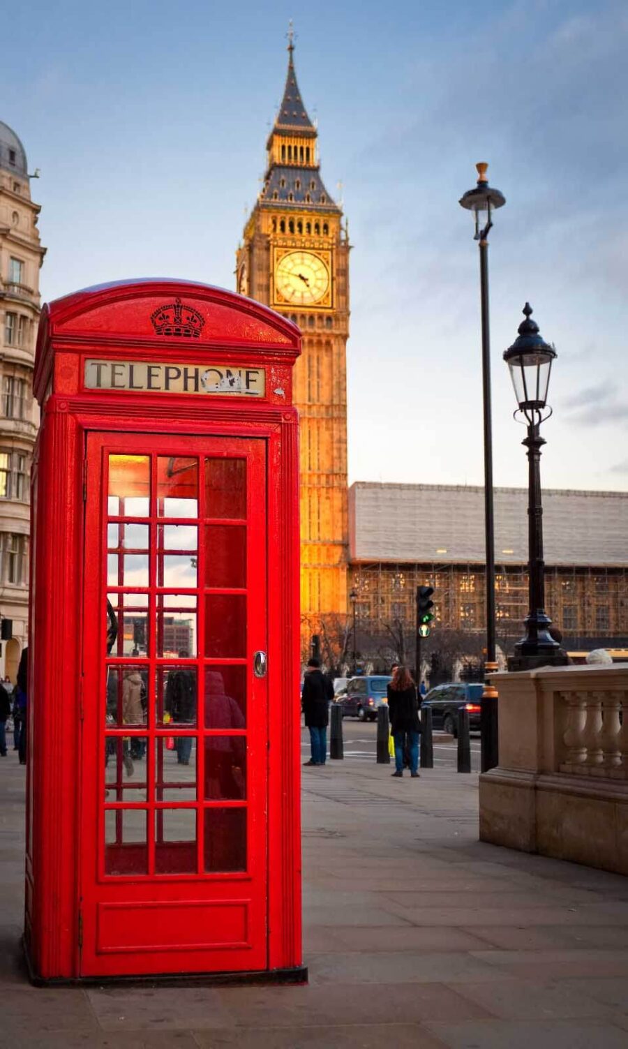 Carta da parati Cabina telefonica rossa in città - immagine 4