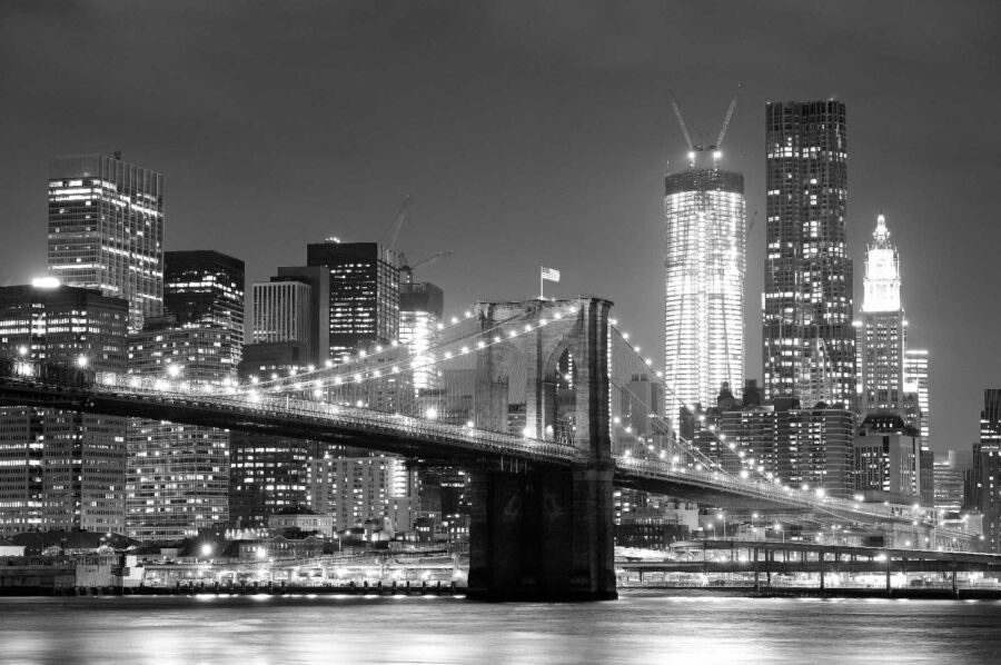 Ponte sull'acqua con lo skyline della città sullo sfondo