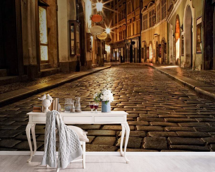 Strada in pietra con edifici e lampioni