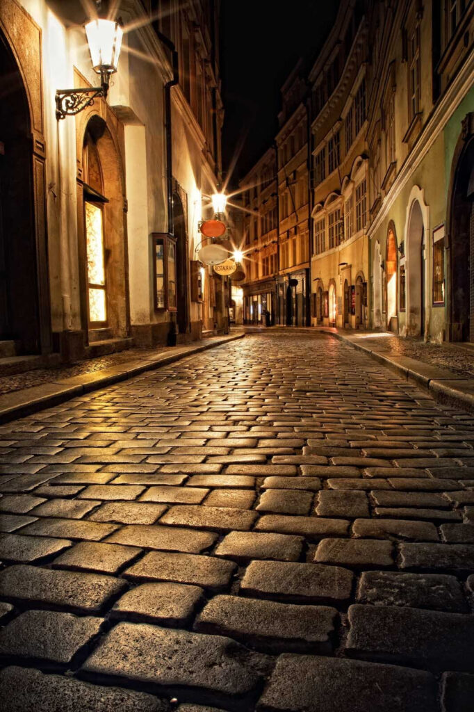 Strada in pietra con edifici e lampioni Strada in pietra con edifici e lampioni