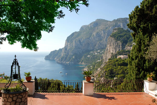 Balcone con vista su uno specchio d'acqua Balcone con vista su uno specchio d'acqua