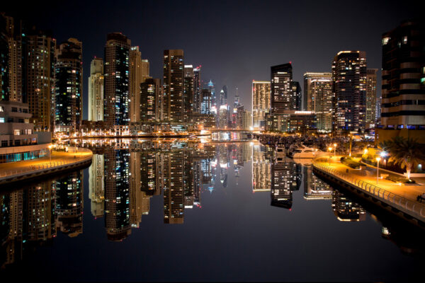 Skyline della città con luci che si riflettono sull'acqua Skyline della città con luci che si riflettono sull'acqua