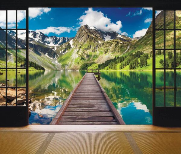 Vista su un lago da una camera con pontile in legno e montagne Vista su un lago da una camera con pontile in legno e montagne