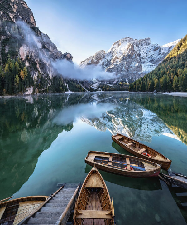Barche su un lago con montagne sullo sfondo Barche su un lago con montagne sullo sfondo