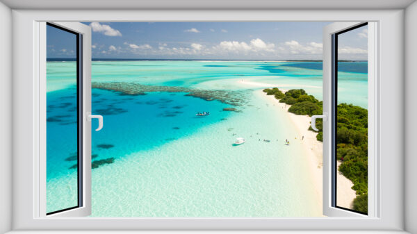 Vista di una spiaggia da una finestra Vista di una spiaggia da una finestra