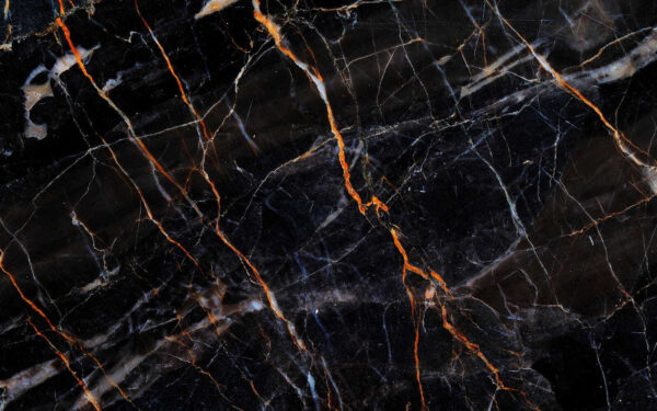 Marmo nero con venature arancio fuoco. Marmo nero con venature arancio fuoco.