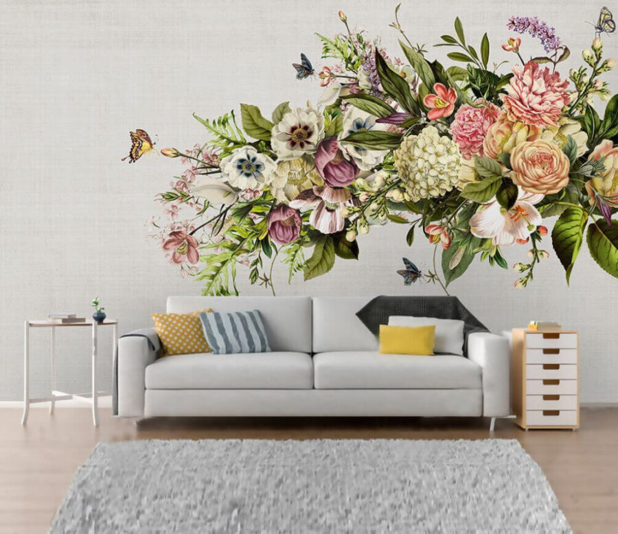 Farfalla in volo su un mazzo di fiori
