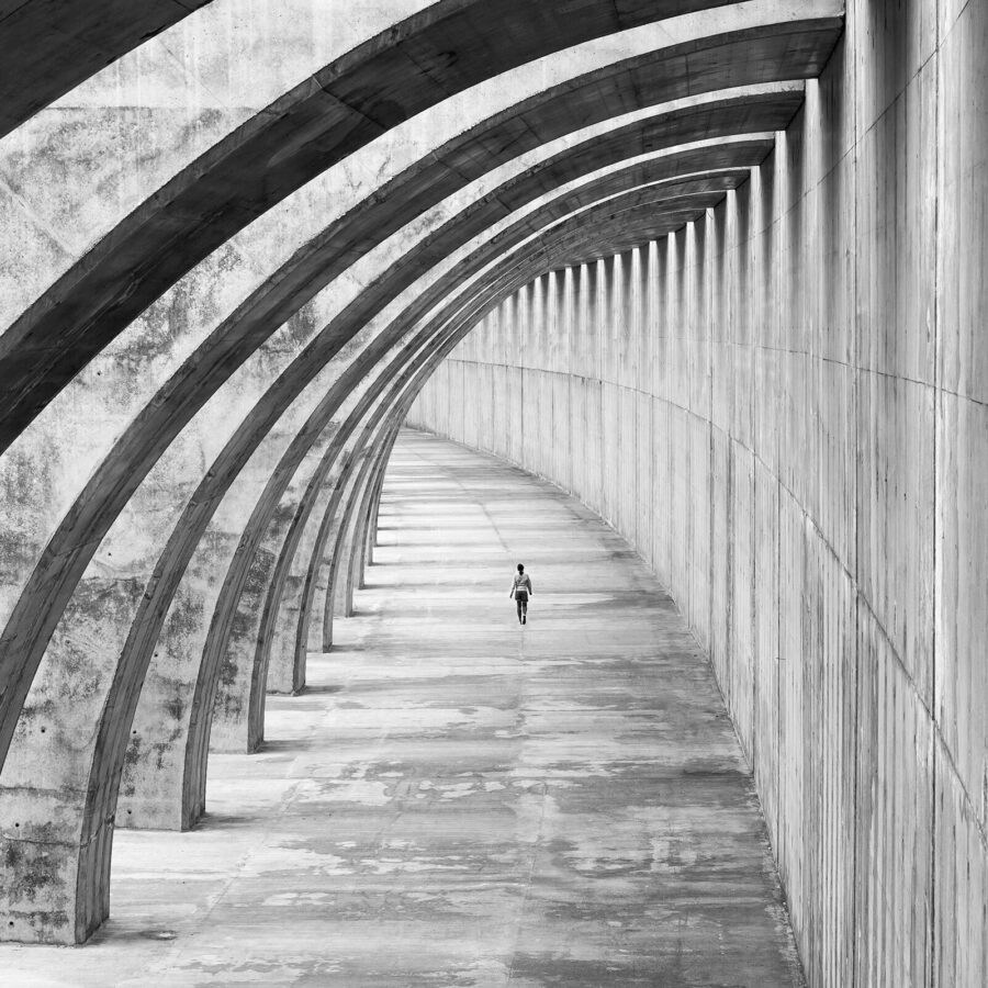 Persona che corre in un tunnel