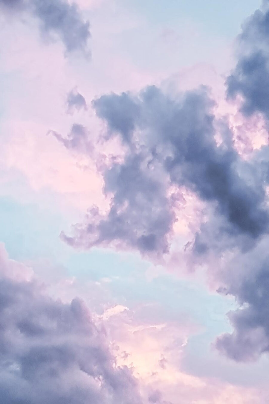 Cielo nuvoloso con nuvole rosa e azzurre