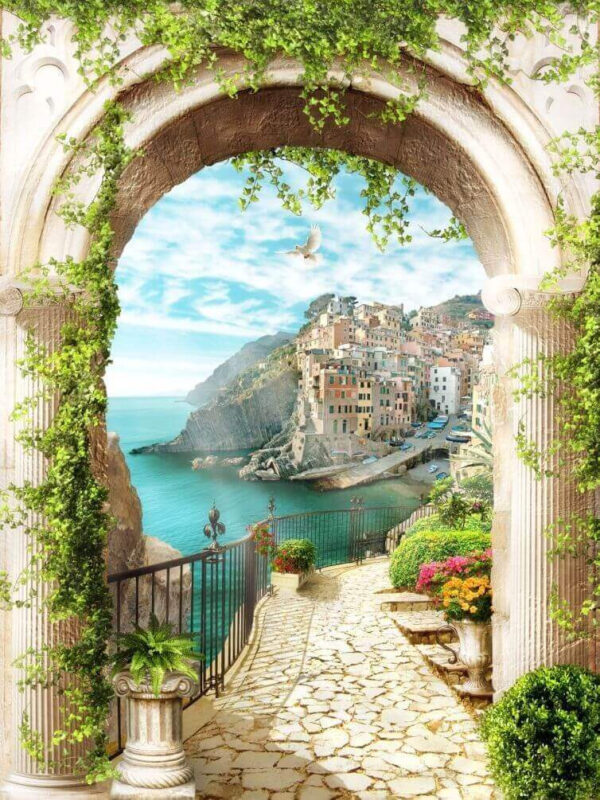Arco in pietra con vista su una città e sull'acqua Arco in pietra con vista su una città e sull'acqua