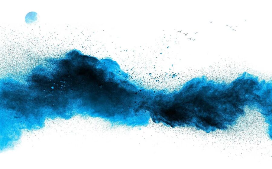Esplosione di polvere blu su sfondo bianco Esplosione di polvere blu su sfondo bianco
