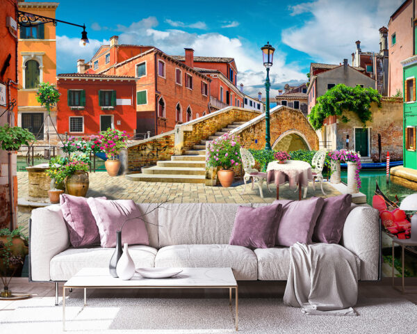 Patio con tavolo e sedie e fontana di fronte a un edificio Patio con tavolo e sedie e fontana di fronte a un edificio
