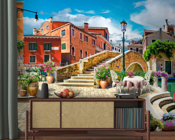 Patio con tavolo e sedie e fontana di fronte a un edificio Patio con tavolo e sedie e fontana di fronte a un edificio