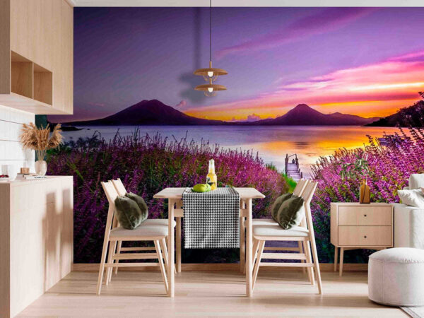 Sentiero che conduce a un lago con fiori viola Sentiero che conduce a un lago con fiori viola