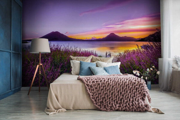 Sentiero che conduce a un lago con fiori viola Sentiero che conduce a un lago con fiori viola