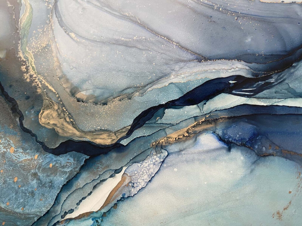 I blu vorticosi e i toni della terra si fondono. I blu vorticosi e i toni della terra si fondono.