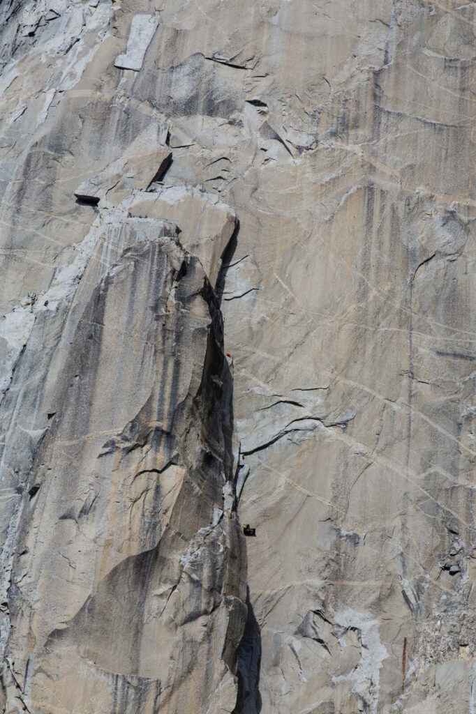 Parete rocciosa con fessura Parete rocciosa con fessura