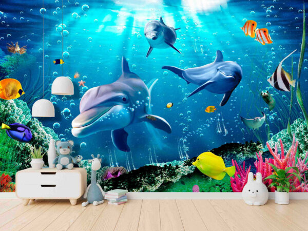 Gruppo di delfini che nuota in acqua Gruppo di delfini che nuota in acqua