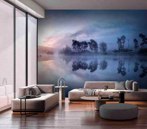 Lago nebbioso con alberi e cielo azzurro Lago nebbioso con alberi e cielo azzurro