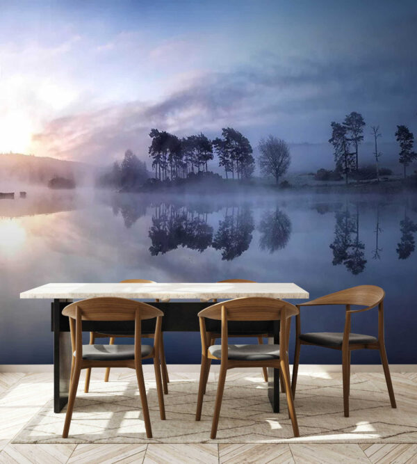 Lago nebbioso con alberi e cielo azzurro Lago nebbioso con alberi e cielo azzurro