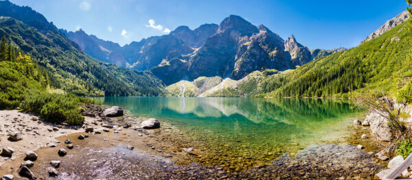 Lago con montagne sullo sfondo Lago con montagne sullo sfondo