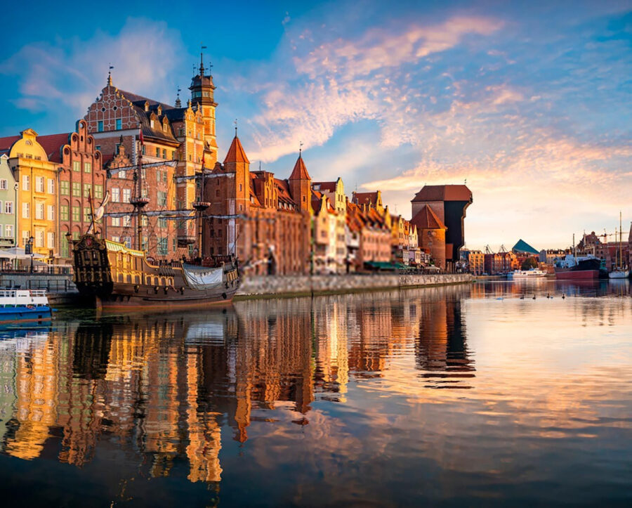 Corpo d'acqua con edifici e barche
