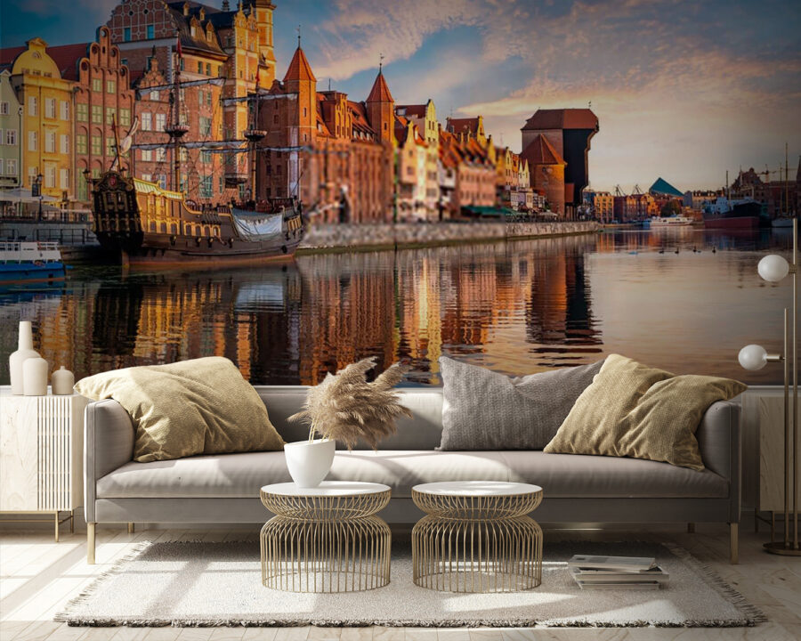 Corpo d'acqua con edifici e barche