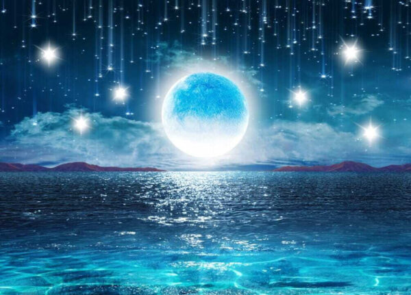 Luna sull'acqua con stelle e nuvole Luna sull'acqua con stelle e nuvole