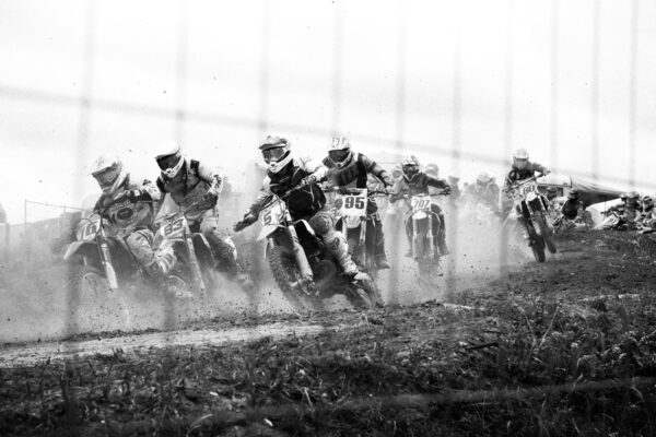 Gruppo di persone su moto da cross Gruppo di persone su moto da cross