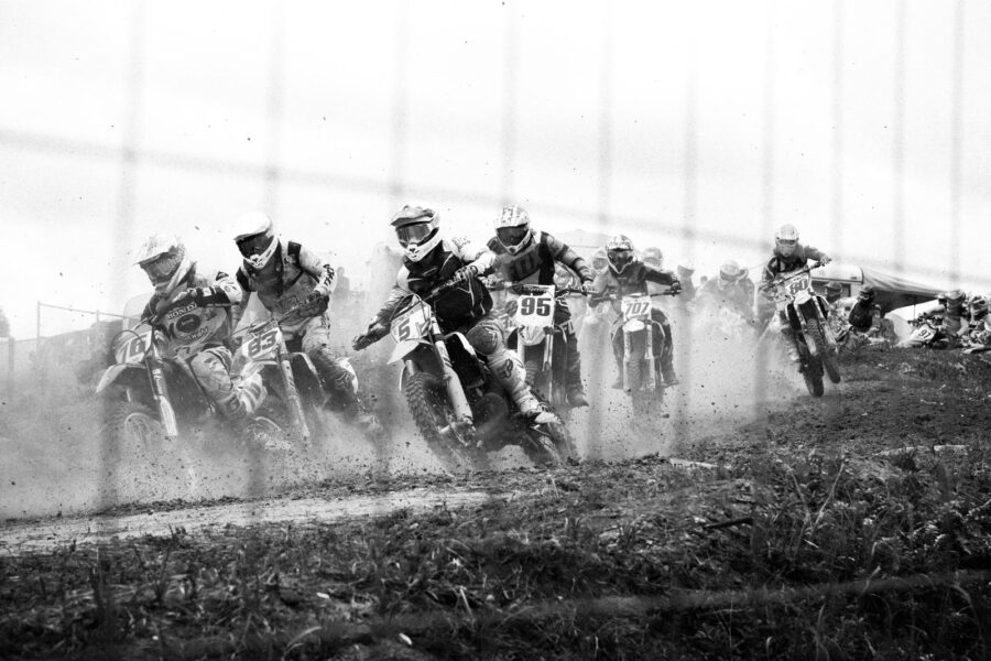 Gruppo di persone su moto da cross