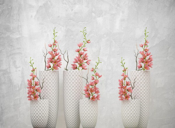 Gruppo di vasi bianchi con fiori rosa Gruppo di vasi bianchi con fiori rosa