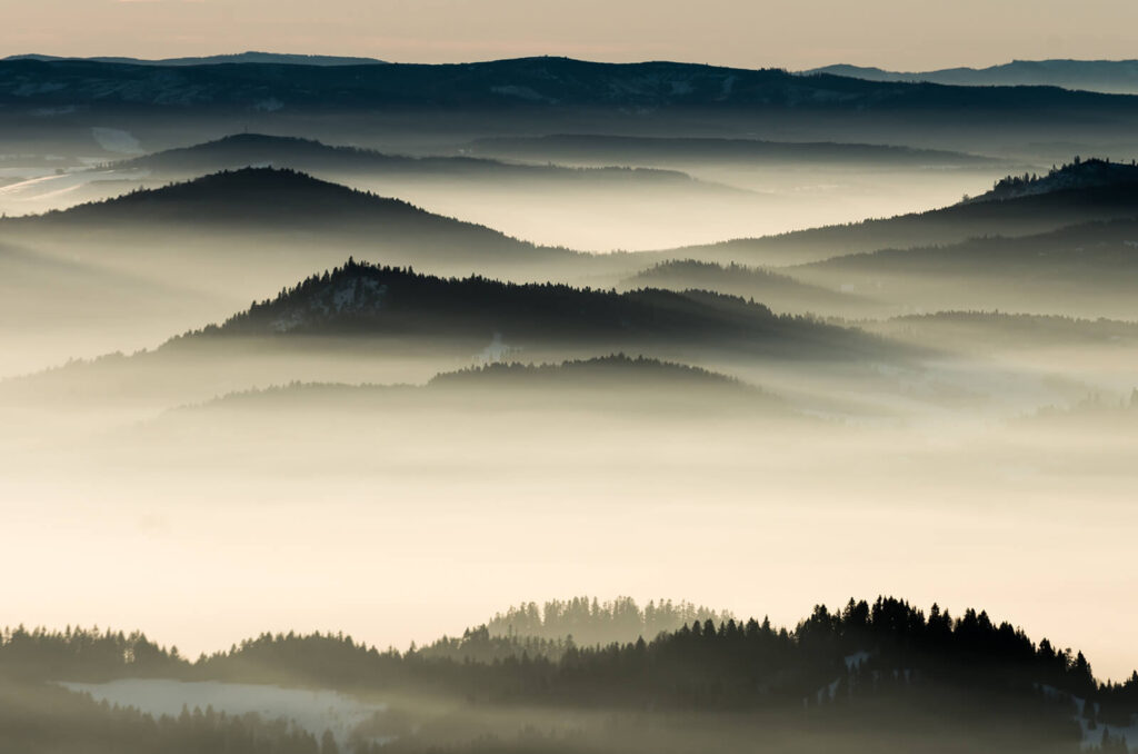 Paesaggio di montagne con nebbia Paesaggio di montagne con nebbia