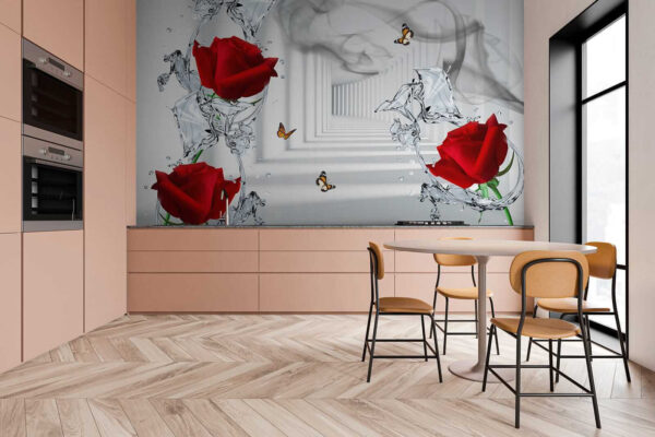 Rose rosse e farfalle in un bicchiere Rose rosse e farfalle in un bicchiere