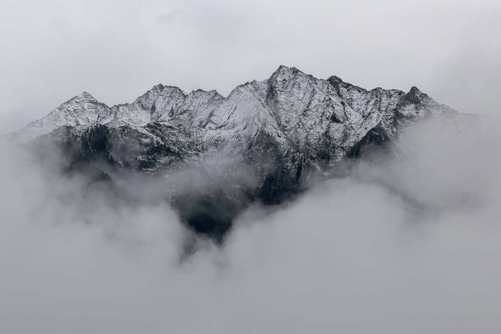 Montagna con neve in cima Montagna con neve in cima