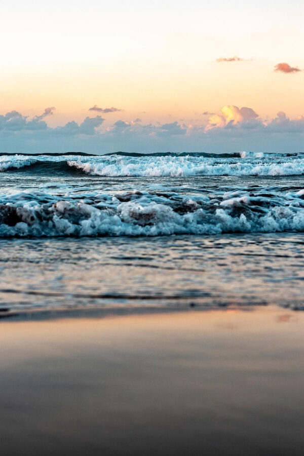 Onde sulla spiaggia con le onde che si infrangono Onde sulla spiaggia con le onde che si infrangono