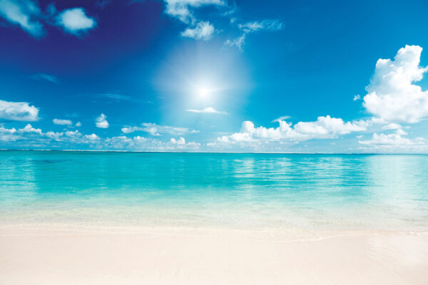 Cielo azzurro con nuvole e spiaggia sabbiosa Cielo azzurro con nuvole e spiaggia sabbiosa