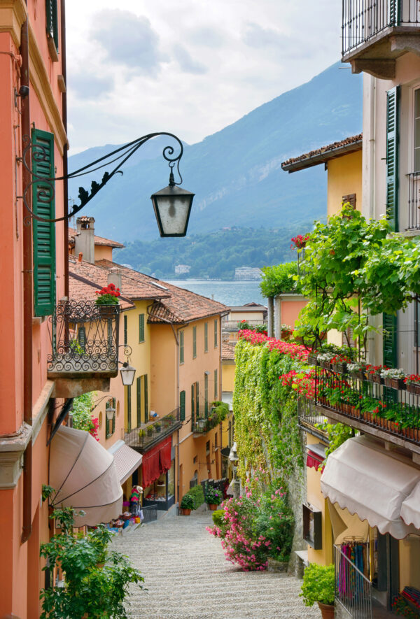 Strada con lampada e fiori Strada con lampada e fiori