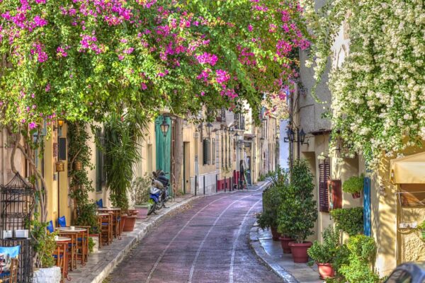 Strada con tavoli, sedie e alberi Strada con tavoli, sedie e alberi