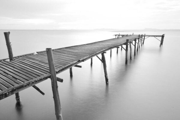Lungo ponte di legno sull'acqua Lungo ponte di legno sull'acqua