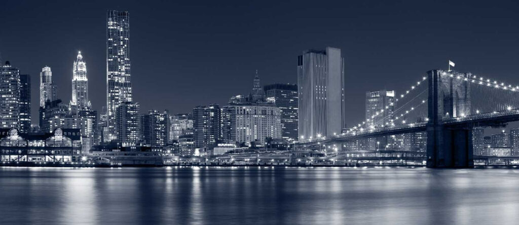 Skyline della città di notte con un ponte sull'acqua Skyline della città di notte con un ponte sull'acqua