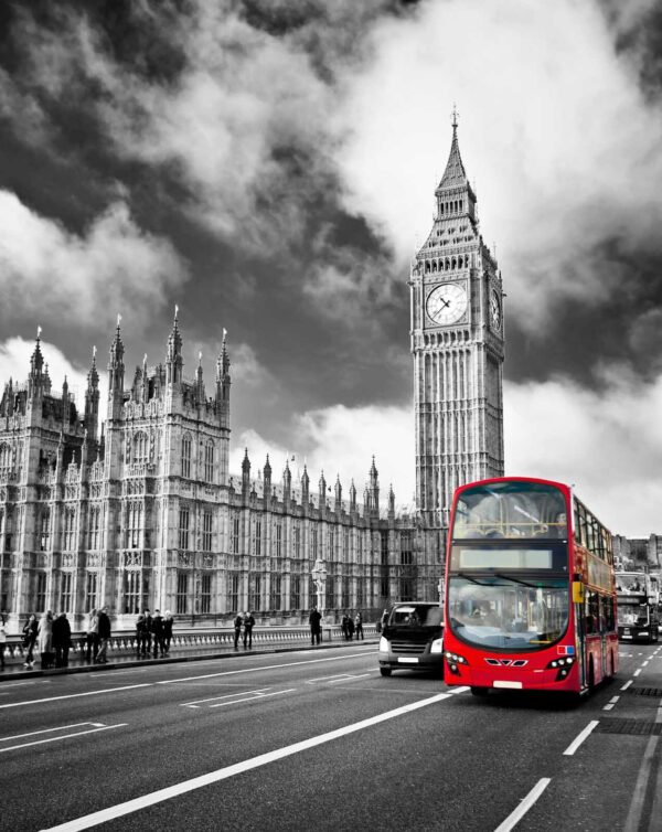 Autobus rosso a due piani su una strada con una torre dell'orologio sullo sfondo Autobus rosso a due piani su una strada con una torre dell'orologio sullo sfondo