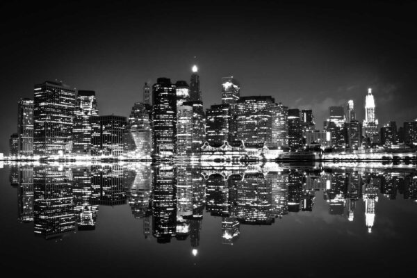 Lo skyline della città di notte con le luci che si riflettono sull'acqua Lo skyline della città di notte con le luci che si riflettono sull'acqua