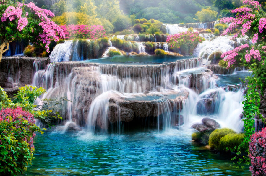 Cascata con fiori e alberi