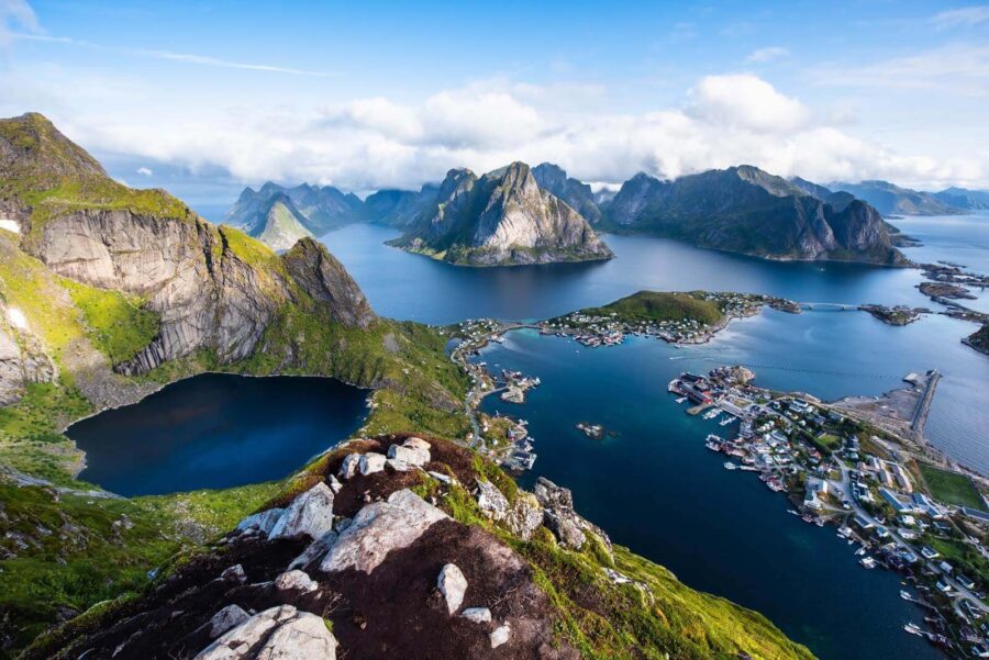 Vista di uno specchio d'acqua e di montagne Vista di uno specchio d'acqua e di montagne