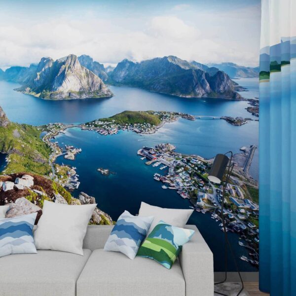 Vista di uno specchio d'acqua e di montagne Vista di uno specchio d'acqua e di montagne