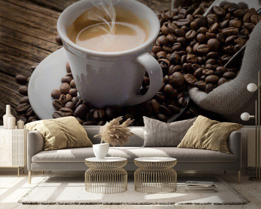 Tazza di caffè su piattino con chicchi di caffè Tazza di caffè su piattino con chicchi di caffè