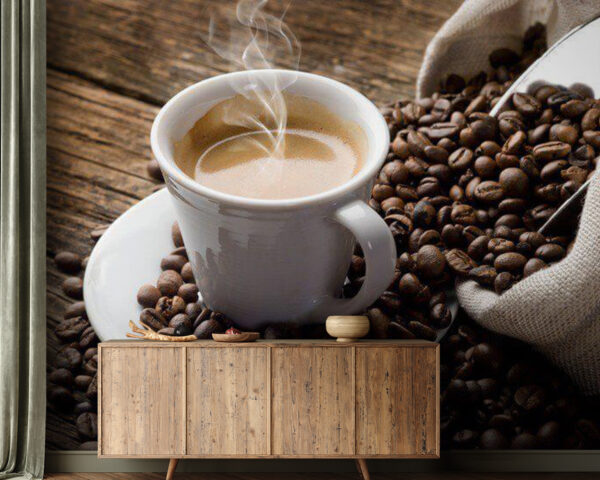 Tazza di caffè su piattino con chicchi di caffè Tazza di caffè su piattino con chicchi di caffè