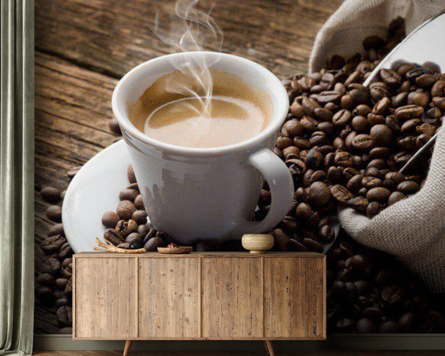 Tazza di caffè su piattino con chicchi di caffè Tazza di caffè su piattino con chicchi di caffè